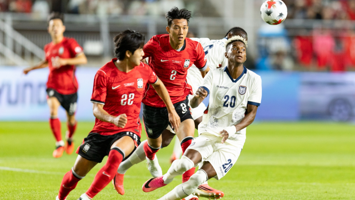 Nilson Angulo disputa el balón ante un jugador de Corea del Sur durante el partido amistoso.