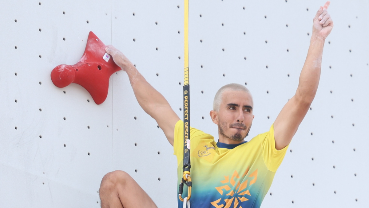 Carlos Granja celebra la medalla de oro que consiguió en escalada deportiva durante los Juegos Suramericanos Santa Fe 2026.