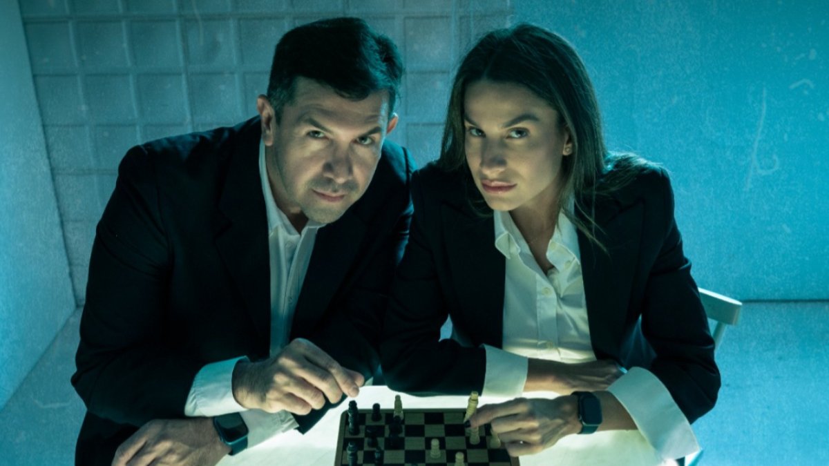 Joselyn Gallardo y Santiago Carpio protagonizan ‘Game’, una sátira que aborda las negociaciones y juegos de poder detrás de la política.
