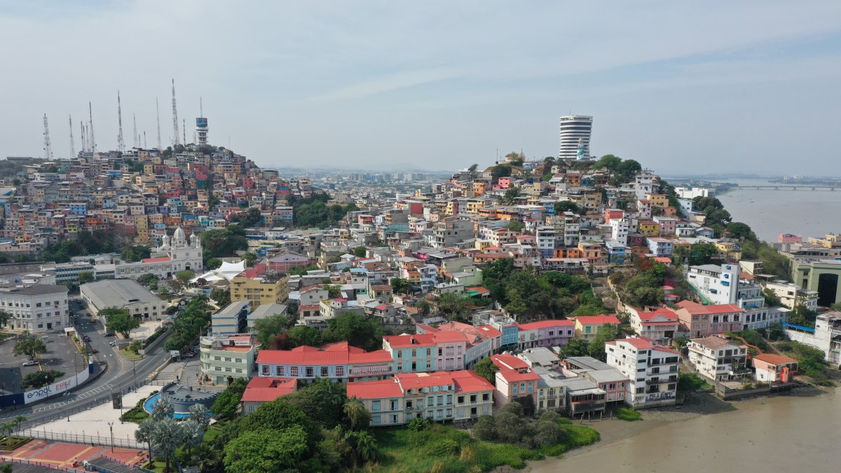 Foto de archivo de parte del Malecón Simón Bolívar y alrededores.