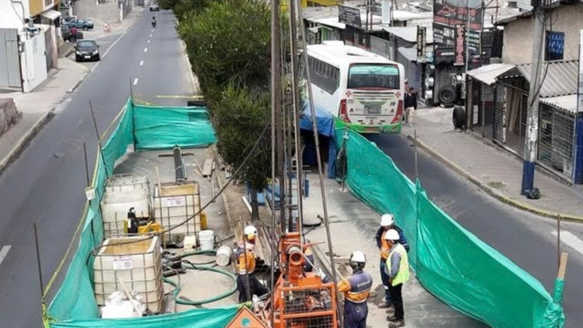 Trabajadores de la española Typsa trabajan en un perfilamiento para la extensión del metro de Quito hasta Calderón, una vez que terminaron el estudio del tramo hasta La Ofelia.