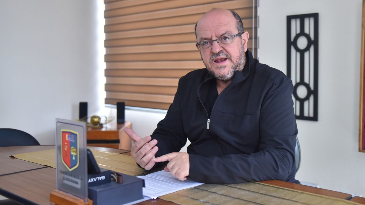 Santiago Carrasco, dirigente de la Federación Médica Ecuatoriana, cuestiona las declaraciones del Gobierno y advierte sobre la situación del sistema público de salud.