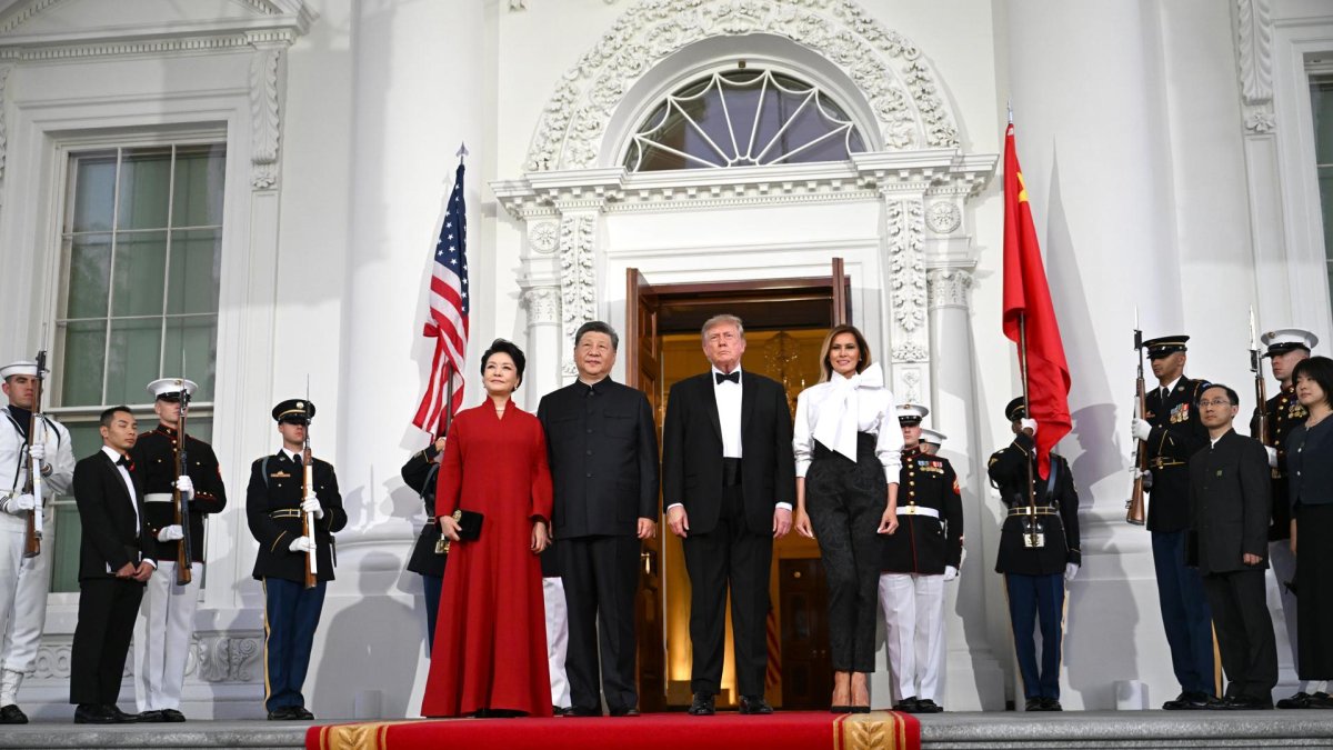El presidente Donald Trump y la primera dama saludan al presidente Xi Jinping, y a la señora Peng Liyuan en el pórtico norte de la Casa Blanca en Washington, el 24 de septiembre de 2026.