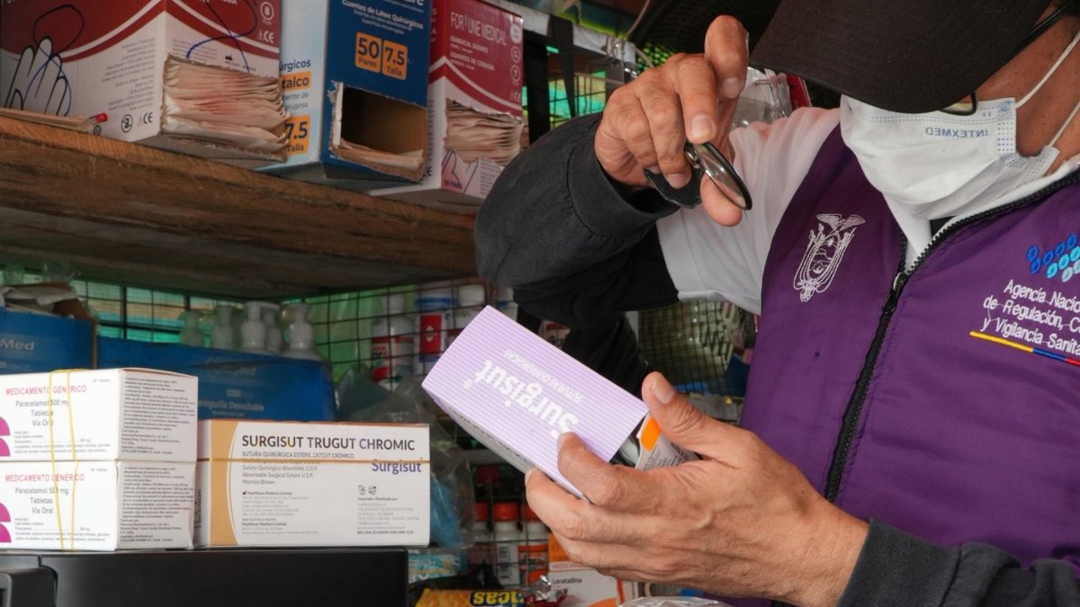 Personal de Arcsa y de las fuerzas de seguridad intervino los puntos de venta y una bodega clandestina cerca del Hospital Monte Sinaí.