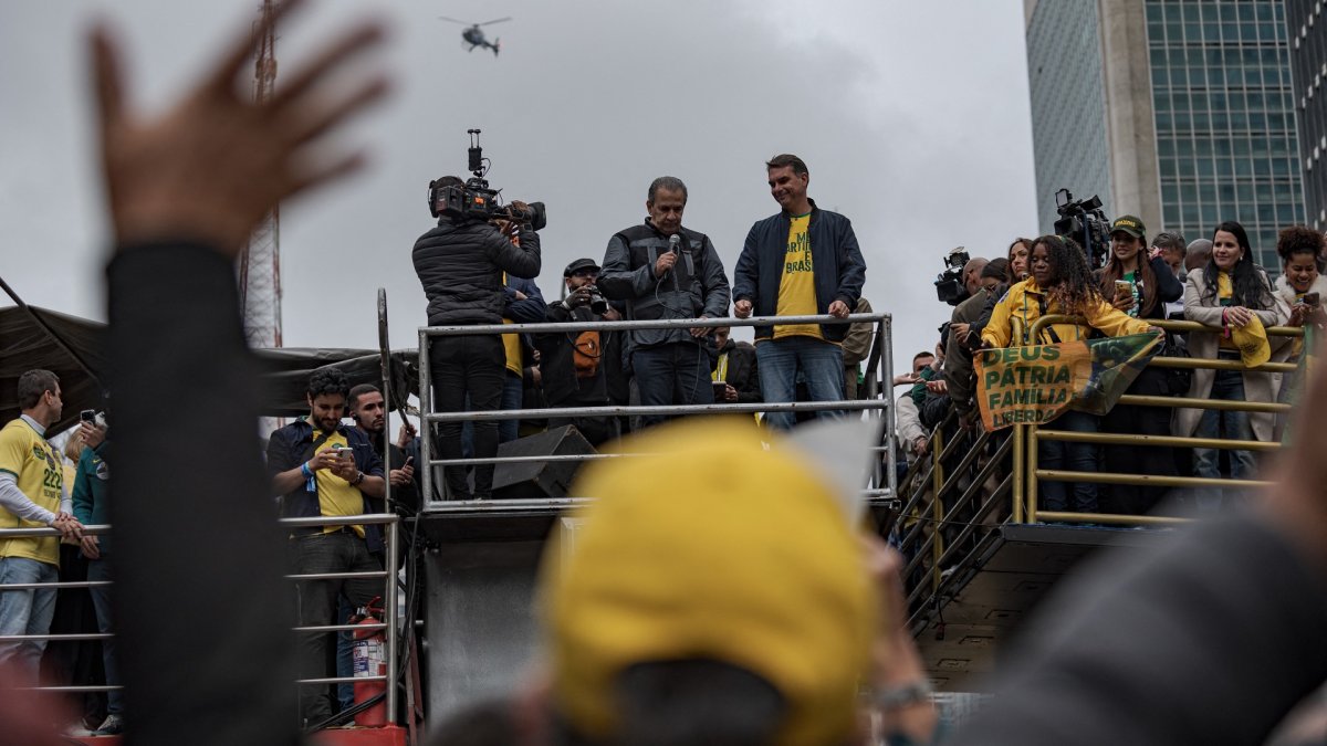 Flavio Bolsonaro, candidato en las elecciones e hijo del expresidente brasileño Jair Bolsonaro, convoca a una manifestación en la Avenida Paulista el 7 de septiembre, en São Paulo, Brasil.