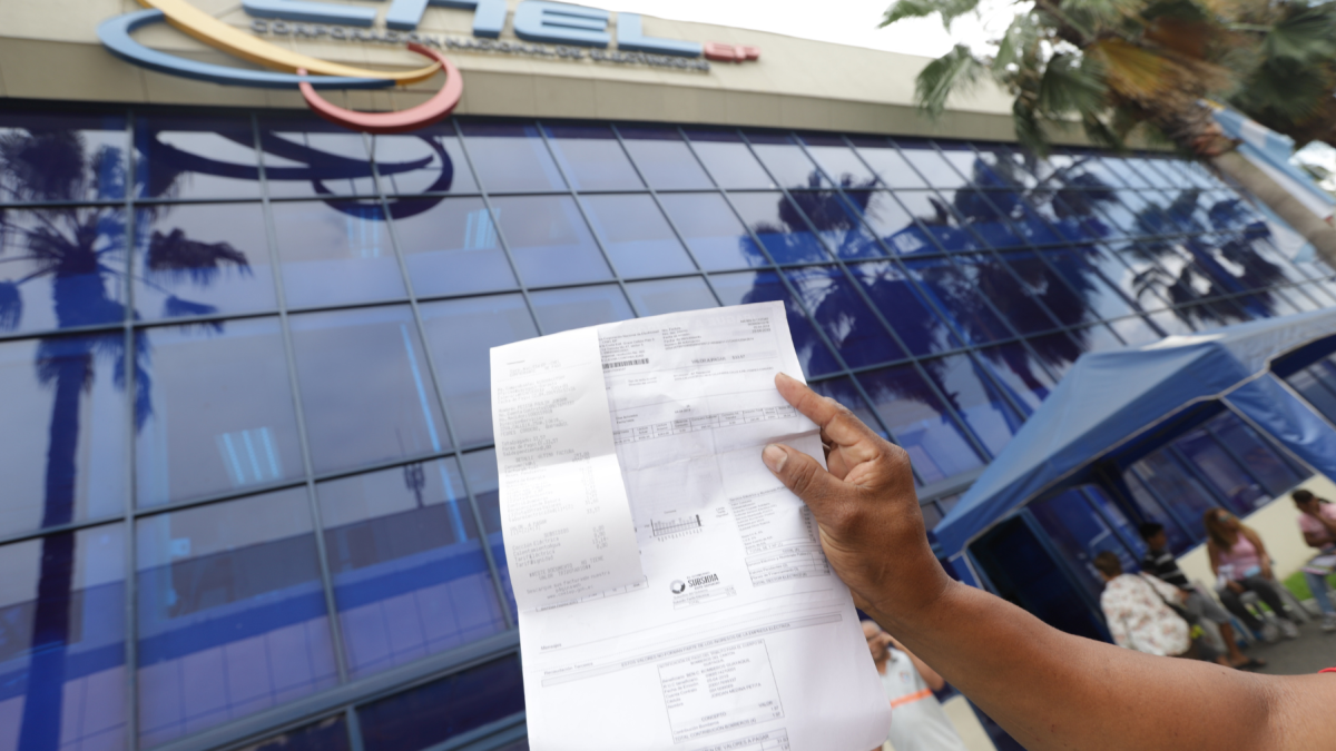 Una persona presenta su planilla de luz en CNEL.