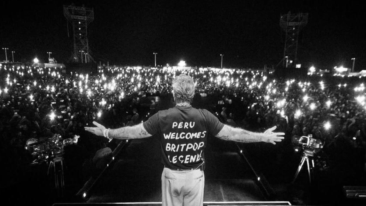El cantante se reunió con sus seguidores tras la cancelación del espectáculo.
