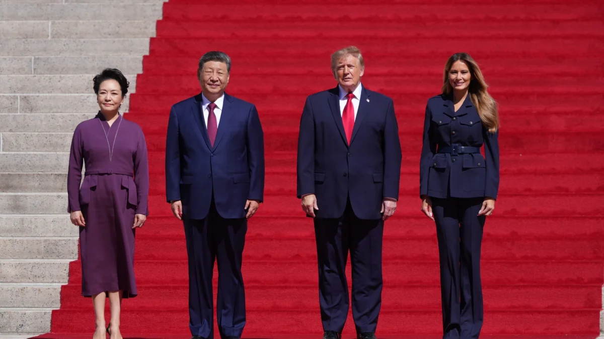 El presidente de China, Xi Jinping, posa junto a su homólogo estadounidense, Donald Trump, durante su visita a los Archivos Nacionales de Estados Unidos.