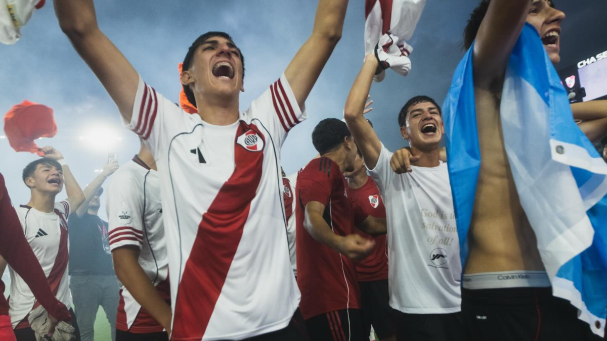 Los juveniles de River Plate celebraron en Miami la conquista de la primera edición de la Messi Cup, tras vencer 2-0 al Atlético de Madrid.