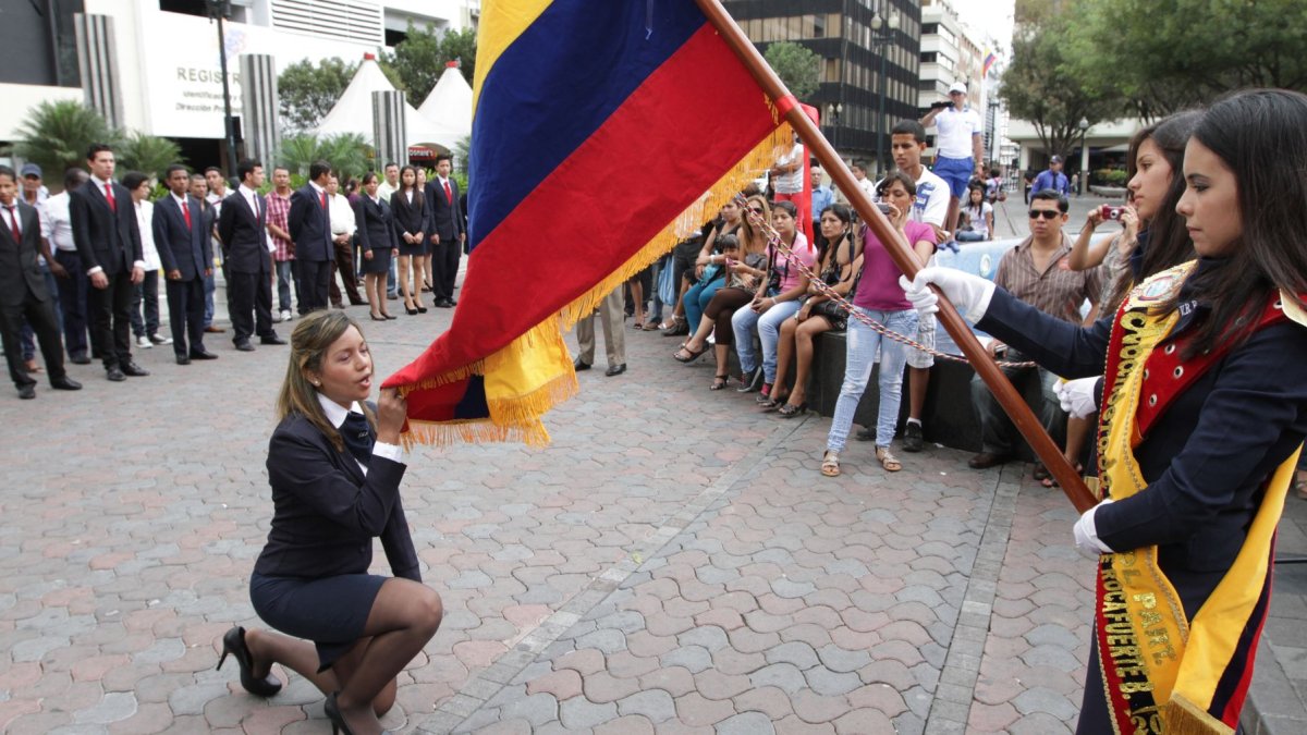Hoy, en su día, la Bandera que nos pide recordarla, pero haciendo una introspección en nuestra conciencia para responder a sus cuestionamientos sobre nuestra identidad, civismo y amor patrio.
