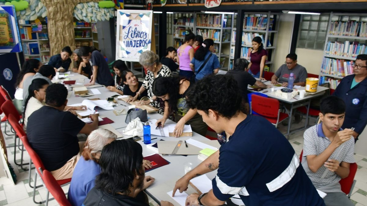 La Clínica de Libros enseña a recuperar ejemplares deteriorados en Guayaquil.