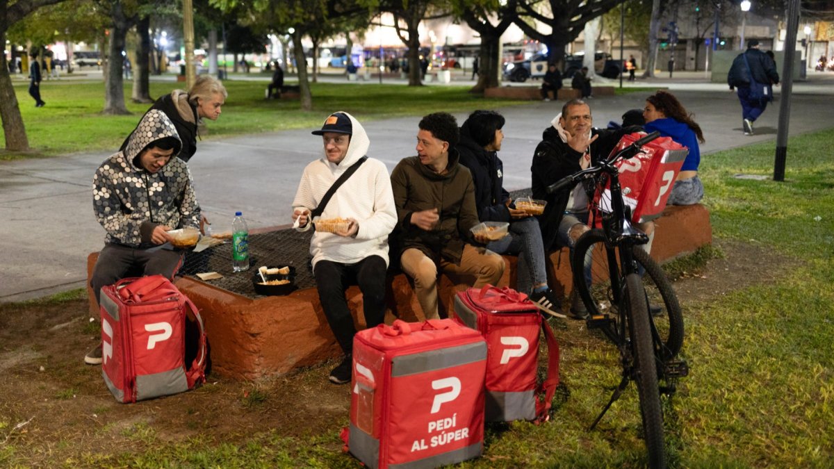 Repartidores cenan en una jornada de asistencia a personas vulnerables en Buenos Aires (Argentina).