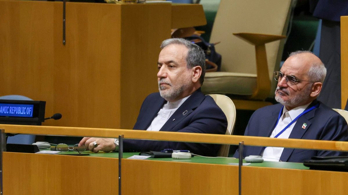 El ministro de Asuntos Exteriores de Irán, Abás Araqchí (c), este miércoles 23 de septiembre durante el discurso del presidente de Irán, Masud Pezeshkian, en la ONU en Nueva York.
