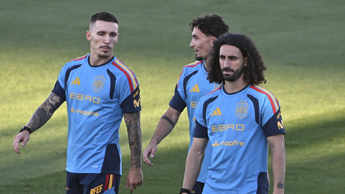 Los jugadores de la selección española Álex Grimaldo, Yéremy Pino y Marc Cucurella durante el entrenamiento.