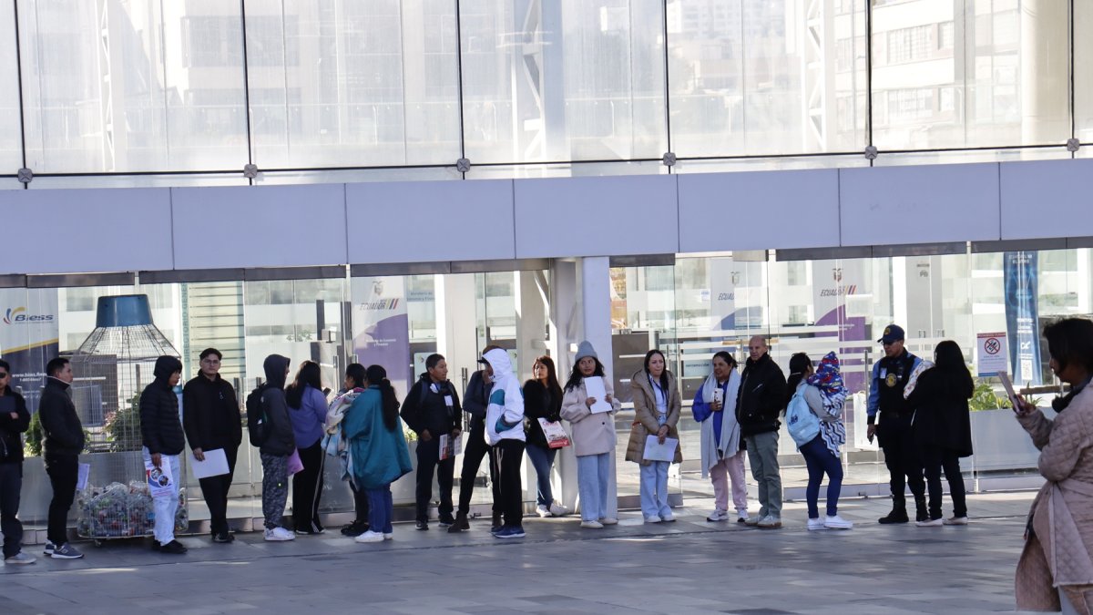 Largas filas de usuarios a la espera de ser atendidos se han convertido en una constante durante los últimos meses en la Plataforma Norte.
