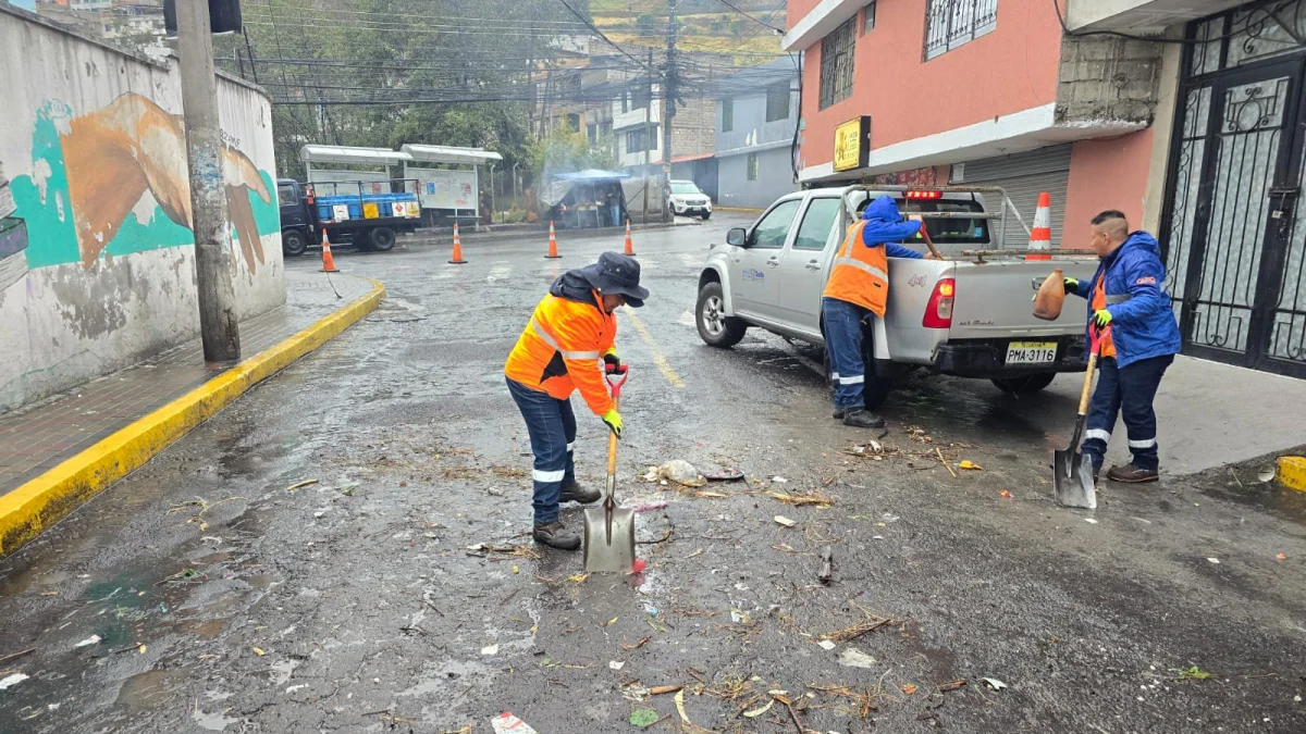 Personal de la Epmmop realizó labores de limpieza tras el desbordamiento de la quebrada Caupicho, en el sur.