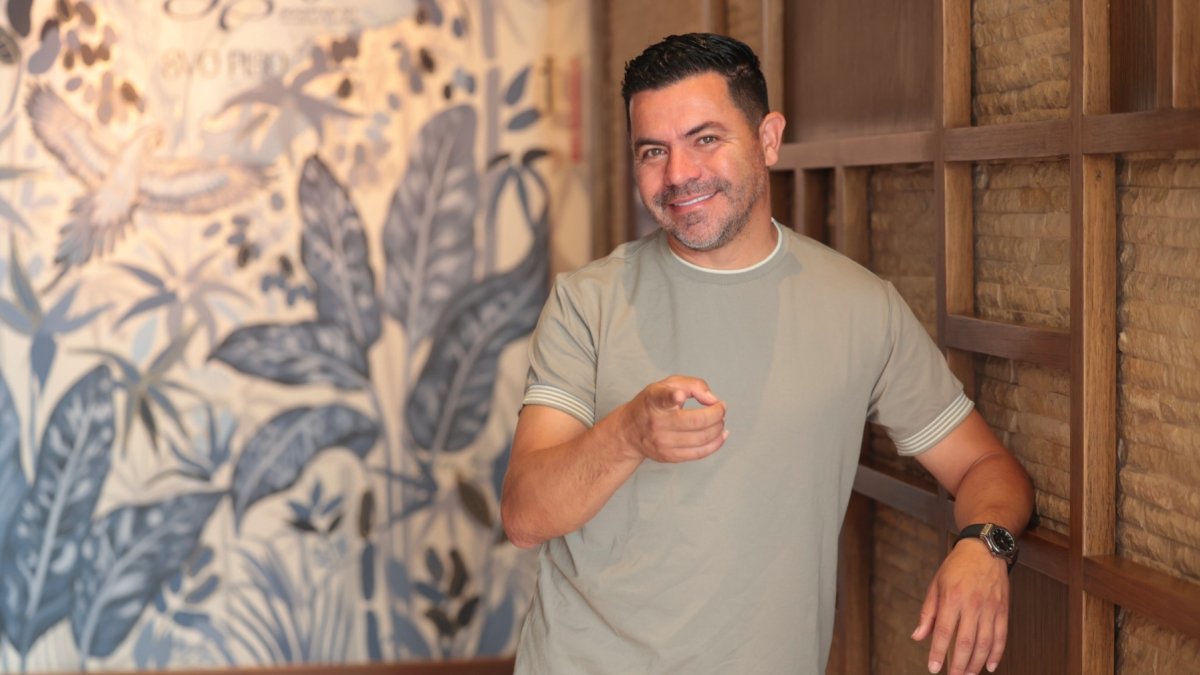El comediante combina los escenarios con sus negocios y reconoce que ahora prefiere tener menos presentaciones para disfrutar más de su tiempo y su familia.