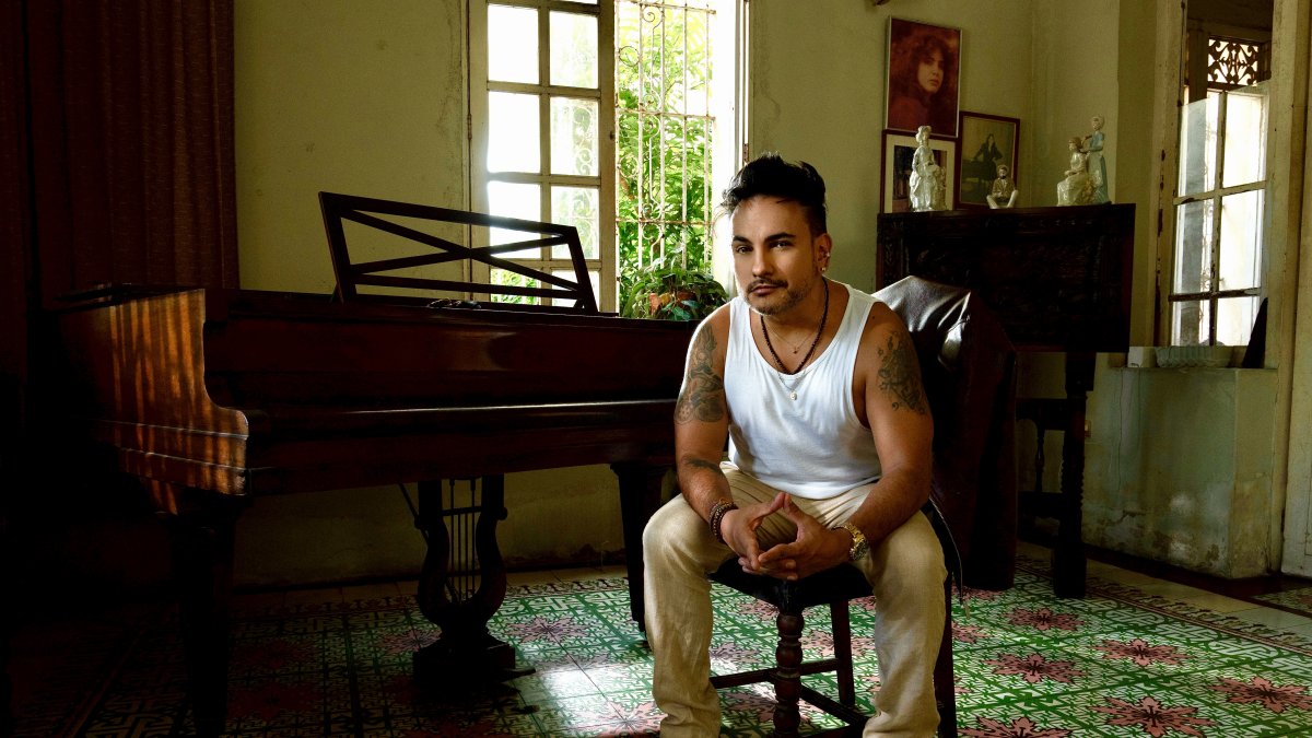 El artista creció en Medellín y, antes de dedicarse a la salsa, trabajó como presentador y actor de televisión.