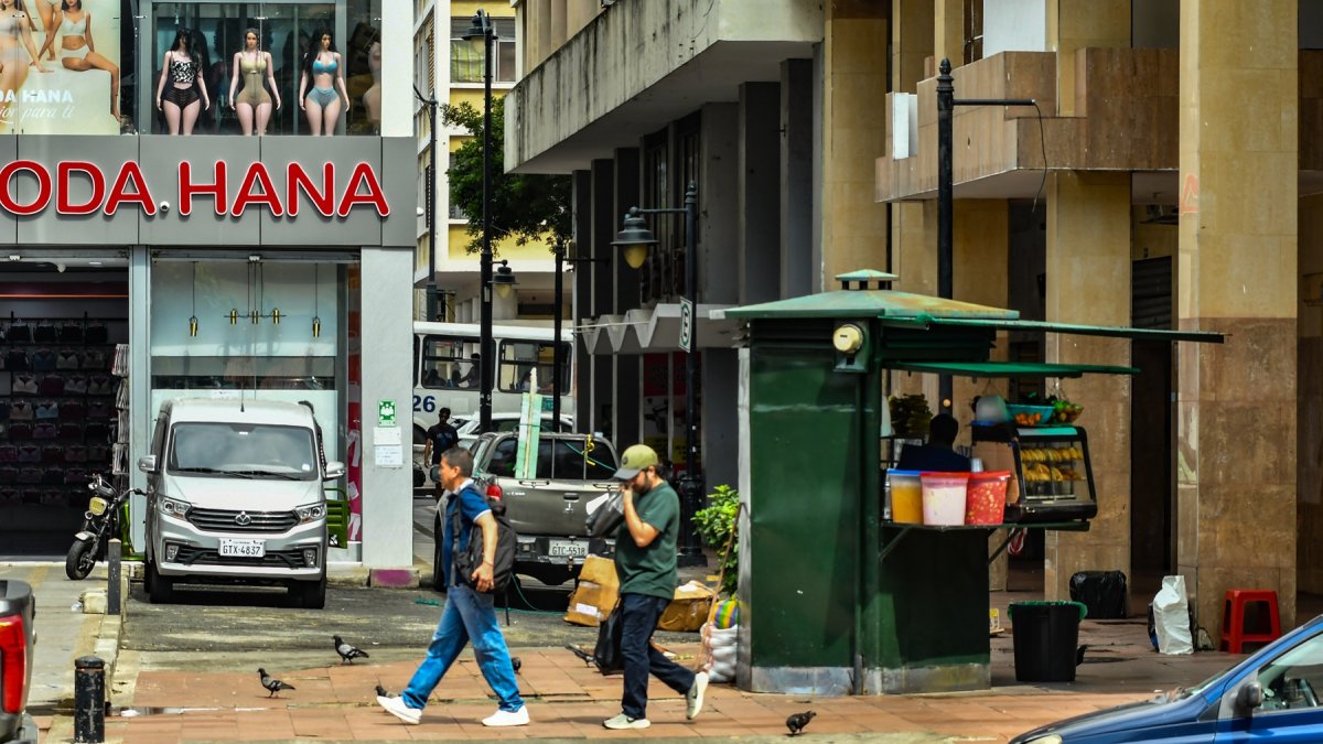 Un centro comercial funciona desde hace varios meses en la calle Chiriboga, entre Chile y Chimborazo, que antes era una zona de descanso con árboles.