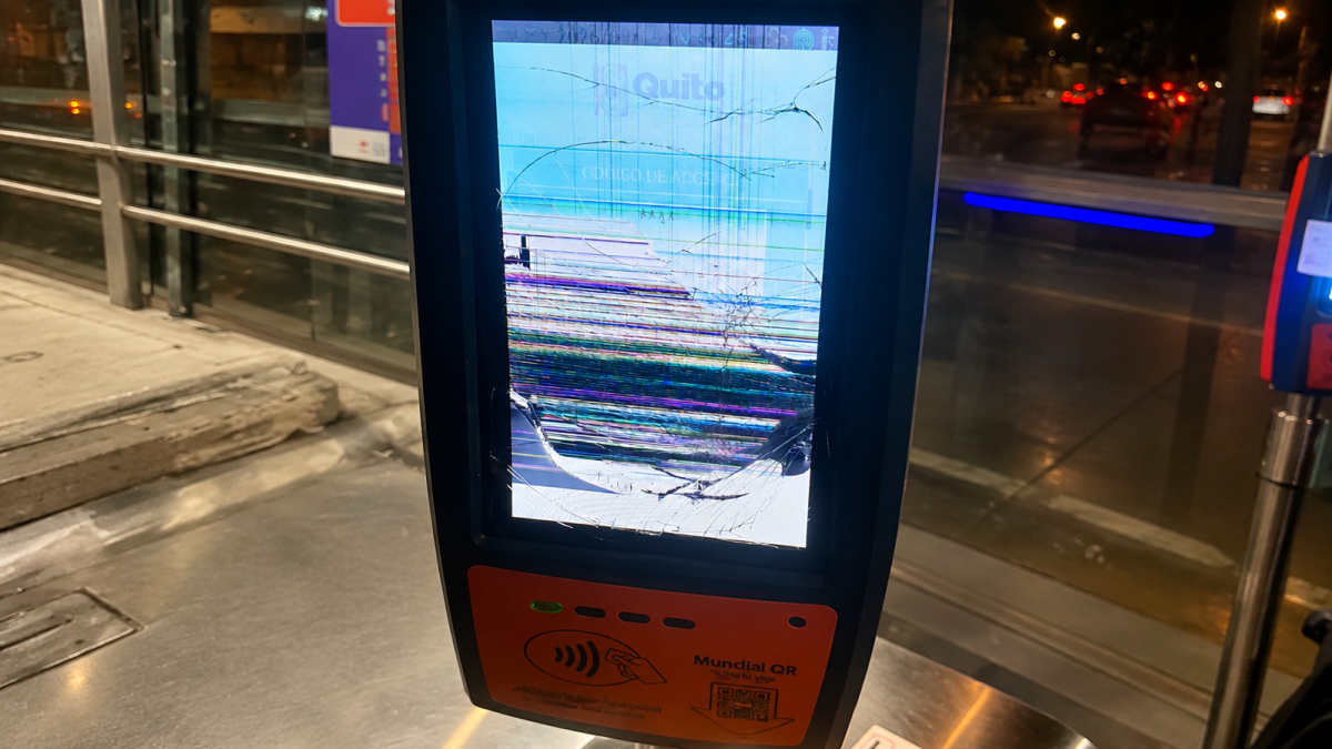 DAÑO. La pantalla del dispositivo presenta múltiples grietas y fallas visibles, afectando su funcionamiento y la experiencia de los usuarios del sistema actual.