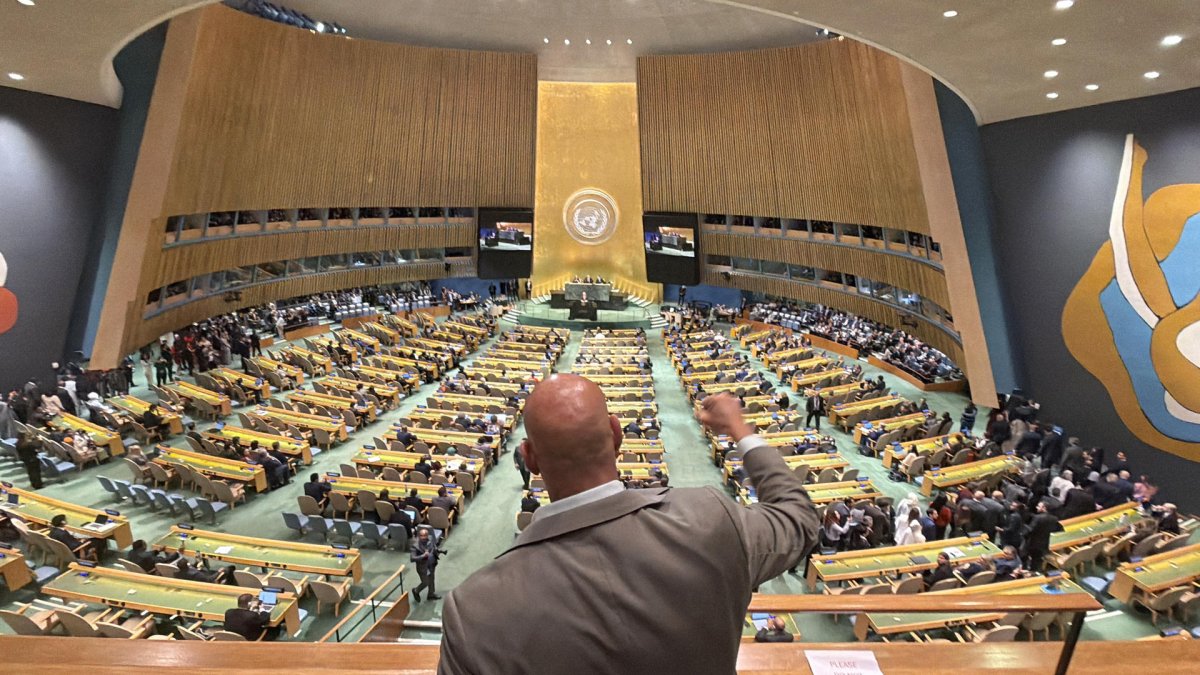 Un hombre expresando su apoyo con el puño durante una intervención en la 81ª Asamblea General de Naciones Unidas este jueves en Nueva York (EE.UU.).