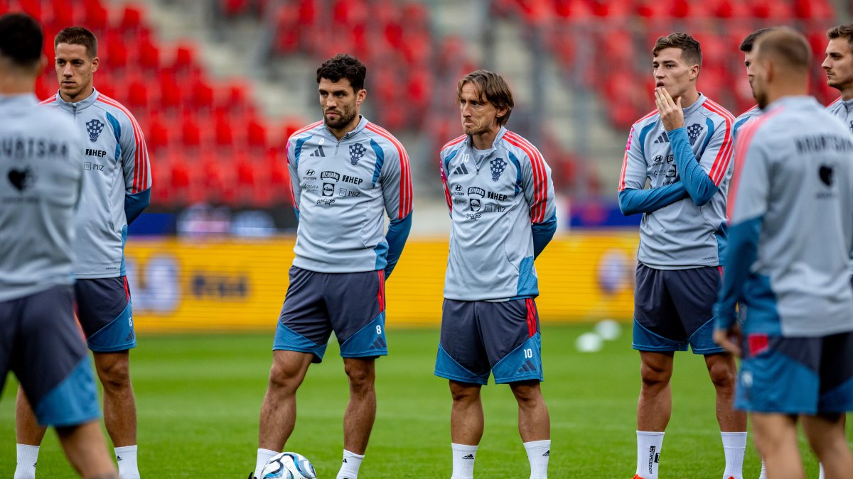 Luka Modric (C) y sus compañeros de la Selección de Croacia en un entrenamiento.