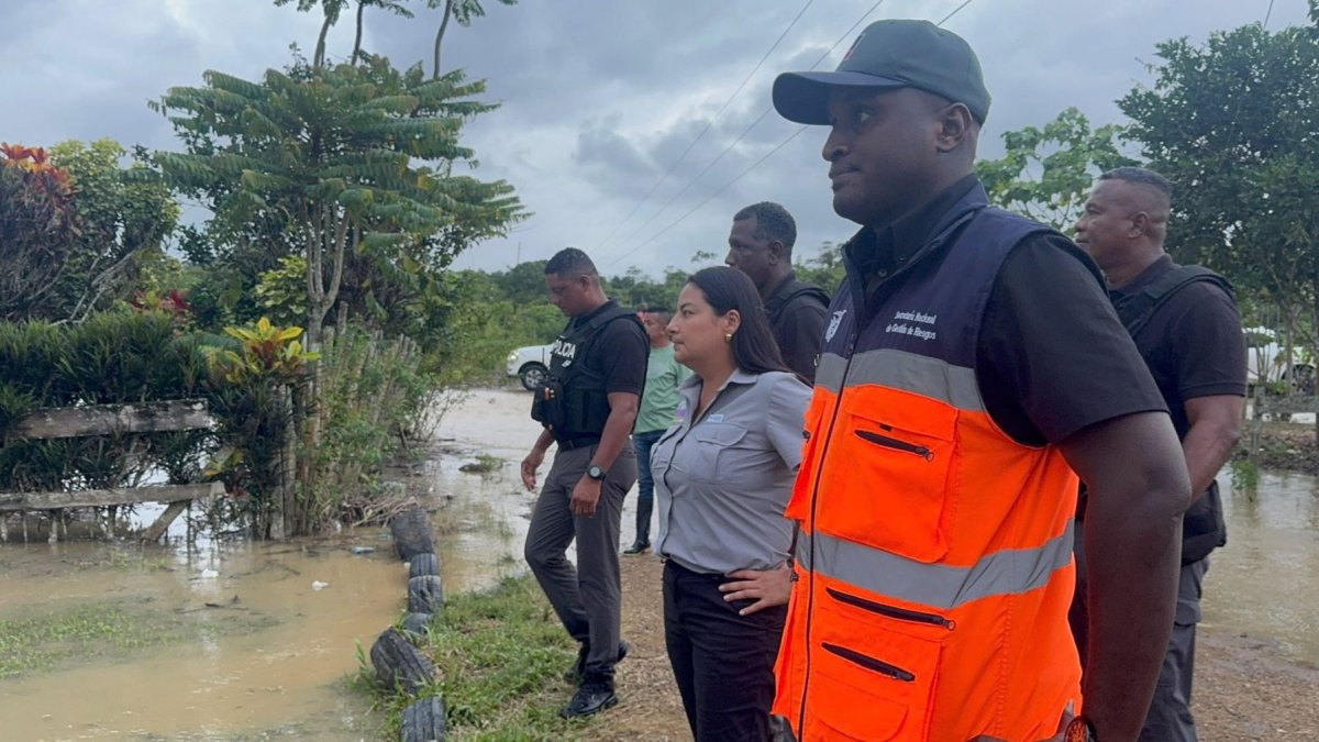 Tres ríos se desbordaron en Esmeraldas tras lluvias; comunidades de Eloy Alfaro reportan inundaciones.