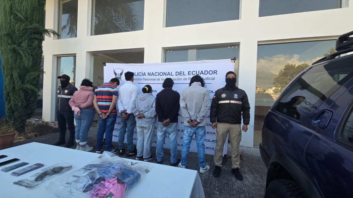 La Policía Nacional capturó a 10 personas en Quito durante allanamientos contra una presunta estructura criminal vinculada a Los Lobos.