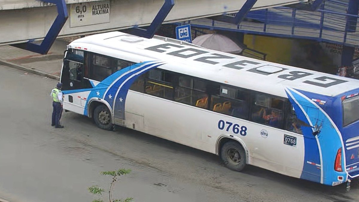 El bus fue retenido por agentes de la ATM