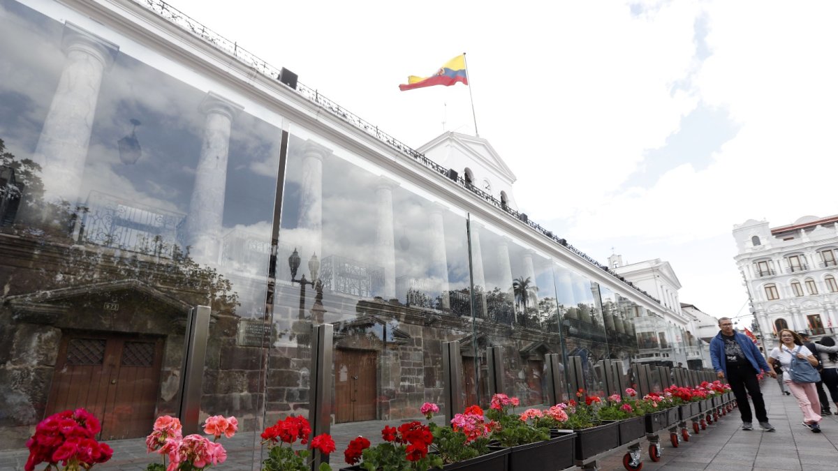 Los nuevos cercos de vidrio, acompañados por geranios, rodean la Presidencia y cambian la imagen del entorno frente al Palacio de Carondelet.