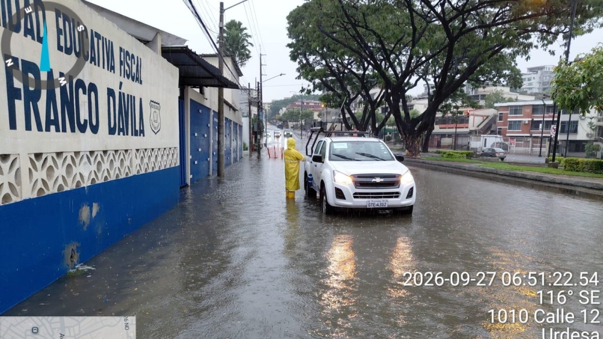 La lluvia estuvo acompañada de relámpagos y truenos durante la madrugada de este domingo en Guayaquil, aún sigue lloviendo en algunos sectores.