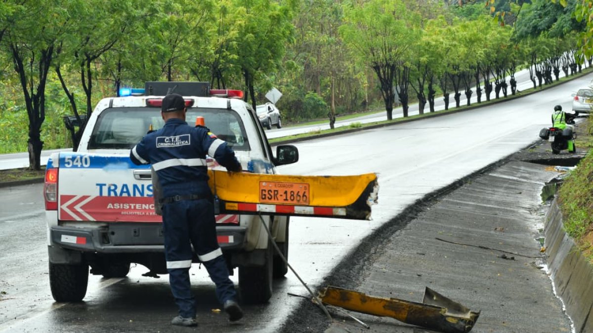 Agentes de tránsito retiran parte del expreso que se estrelló.
