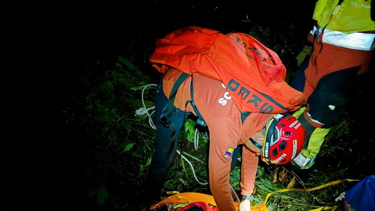 Rescate. Bomberos de Quito localizaron a 17 excursionistas, incluidos 12 niños, que se desorientaron durante el descenso de una montaña.