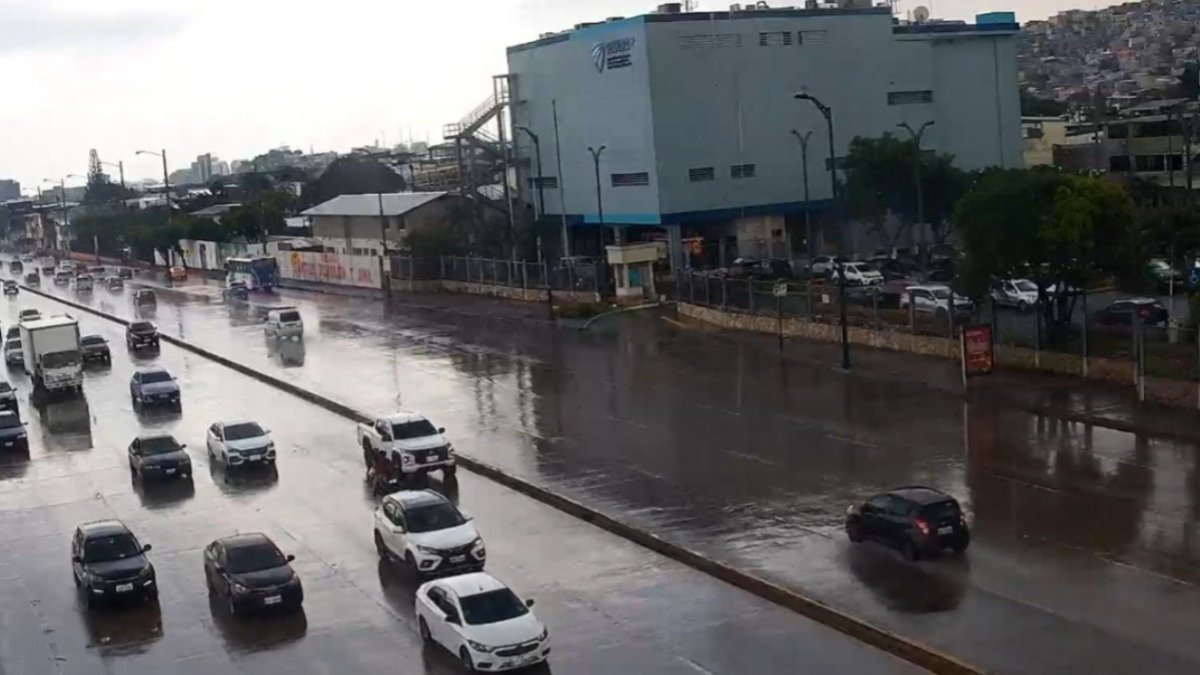 Equipos de emergencia y cuadrillas atendieron los puntos con acumulación de agua tras las lluvias en Guayaquil.