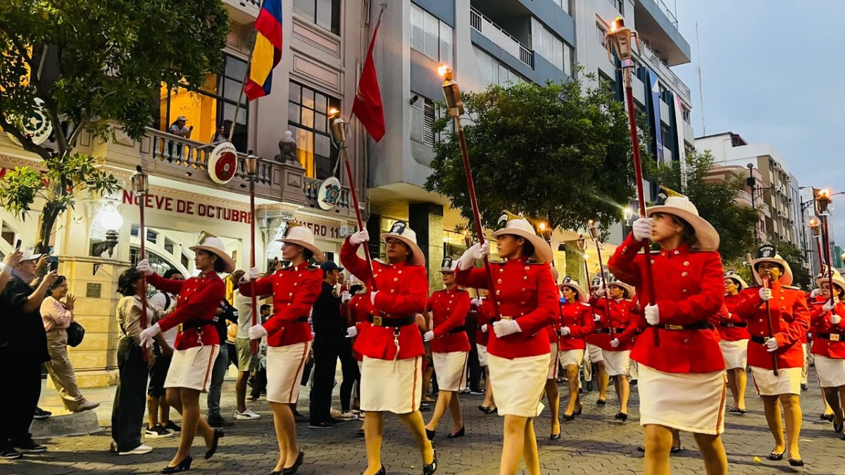 Desfile de antorchas de los Bomberos de Guayaquil.