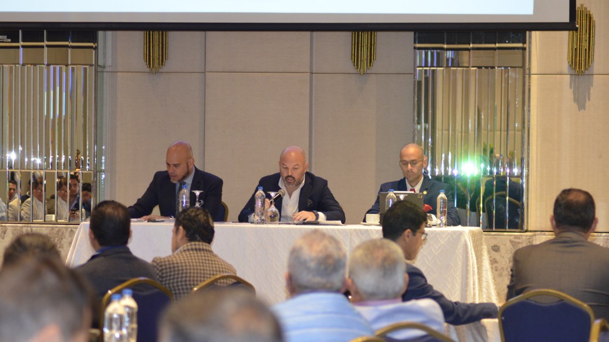 El presidente de LigaPro, Miguel Ángel Loor (c), condujo la sesión del consejo de presidentes realizada en Guayaquil.
