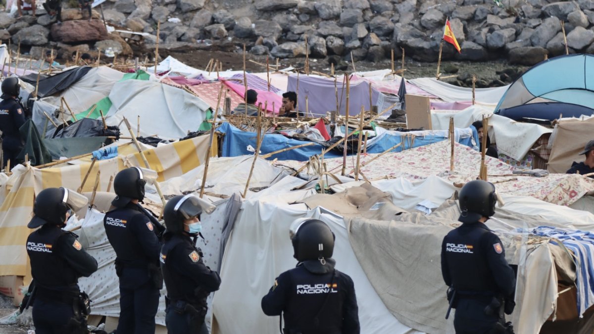 La Policía Nacional está desarrollando una operación especial para desalojar a los migrantes que están asentados en los alrededores de la planta desaladora de la ciudad.
