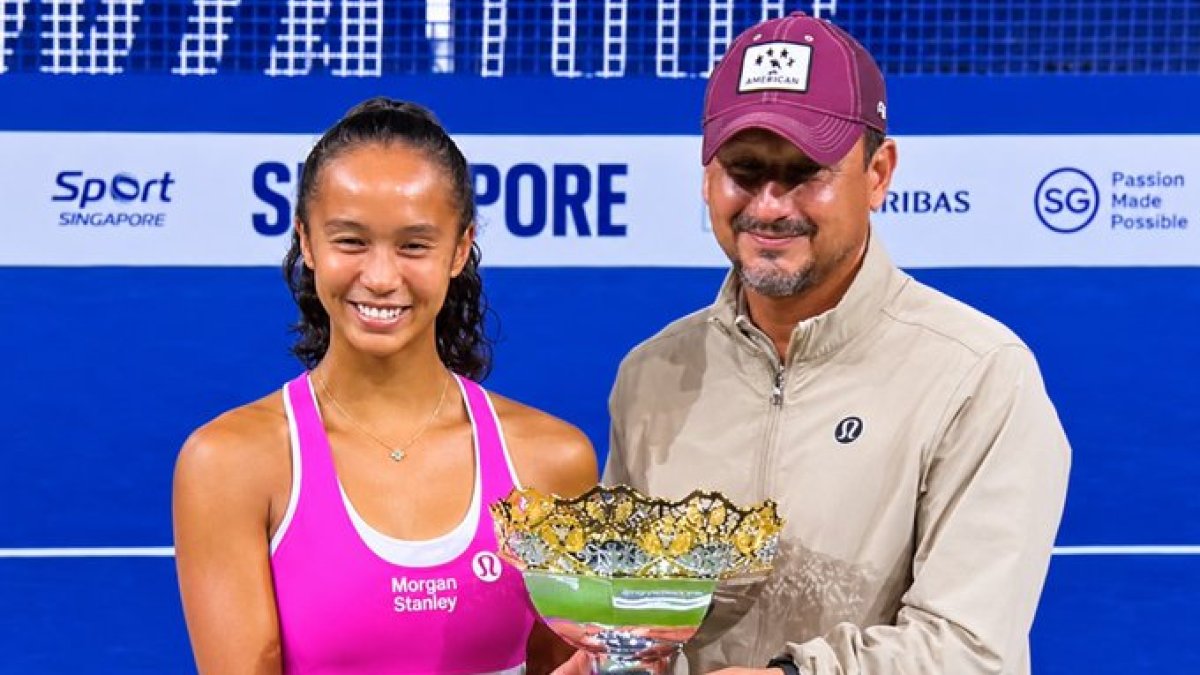 Leylah Fernández junto a su padre y entrenador recogió el trofeo de campeona de Singapur.
