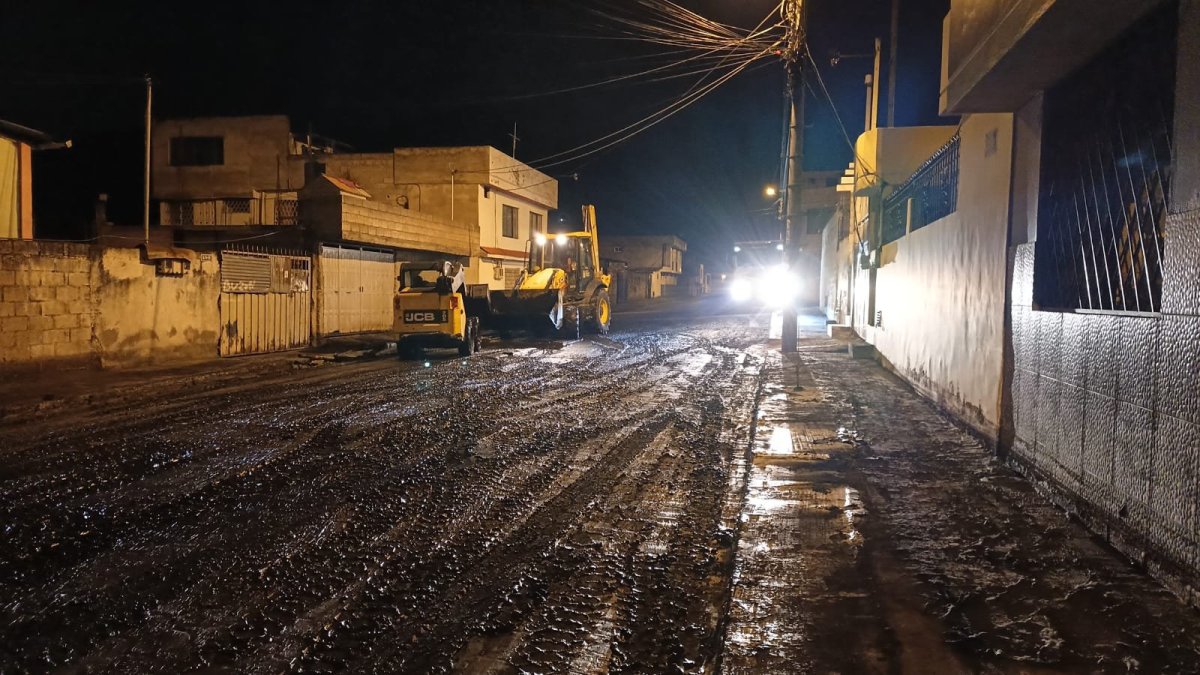 Equipos municipales trabajan en la limpieza de lodo y escombros tras las fuertes lluvias en Quitumbe