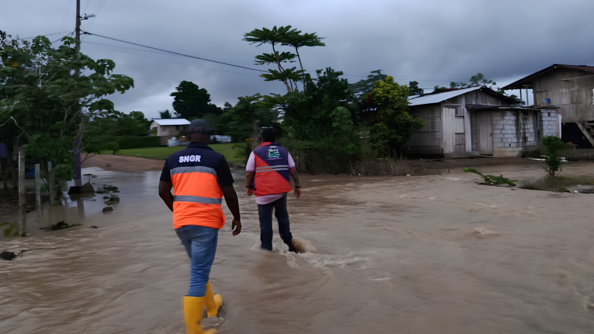 Personal de gestión de riesgos realizó recorridos en zonas afectadas por el incremento del caudal y las inundaciones provocadas por las intensas lluvias en Eloy Alfaro.