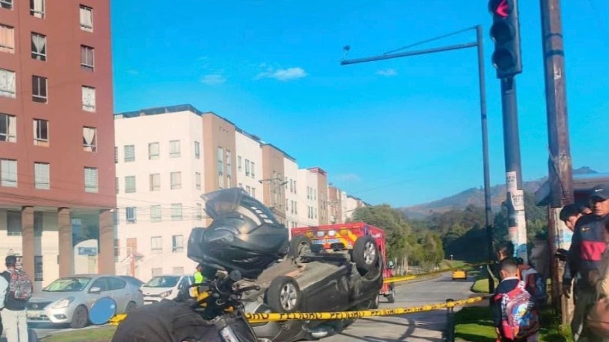 Un vehículo quedó volcado tras un choque registrado en la avenida Quitumbe Ñan y Amaru Ñan, al sur de Quito.