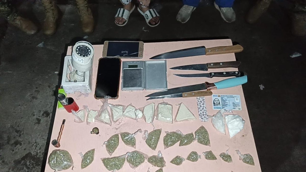Las evidencias decomisadas incluyen sustancias presuntamente sujetas a fiscalización, armas blancas, pipas artesanales, una balanza, celulares y una cámara de videovigilancia.