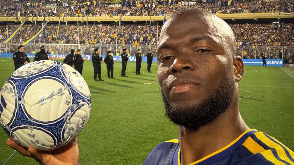 Enner Valencia se llevó el balón del partido, tras anotar 3 goles con Boca ante Racing.