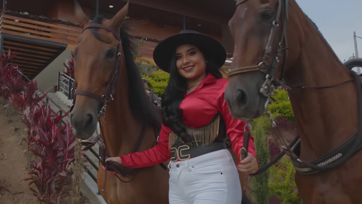 Uno de los videos publicados por Michelle Macías, la muestra junto a caballos en una producción musical del 2023.