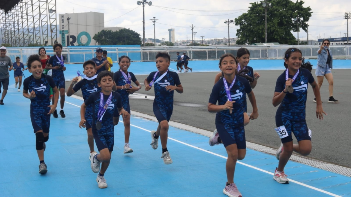 Niños compiten durante una de las pruebas de los XVII Juegos Nacionales de Menores 2026, en Guayaquil.