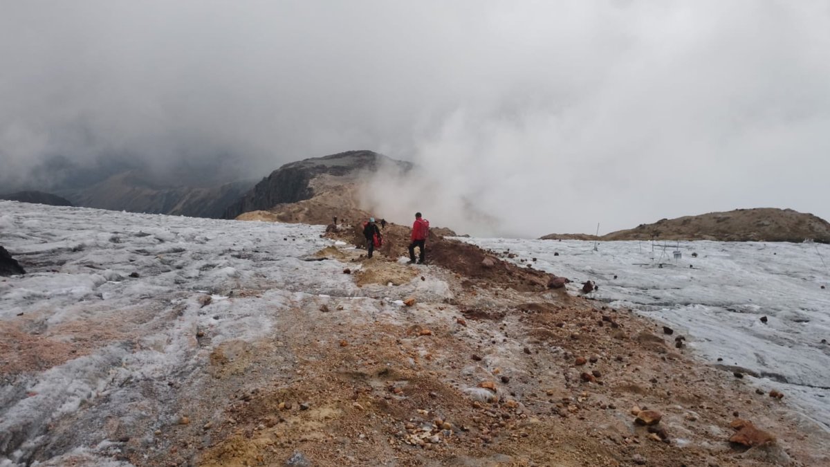 Un equipo de aproximadamente 10 rescatistas llegó al volcán Cayambe para atender una emergencia y confirmó el fallecimiento de una mujer.