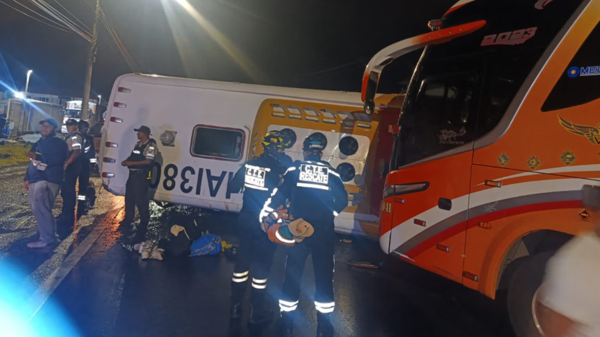 Personal de emergencia y rescate atendió a los pasajeros afectados tras la colisión de dos buses en la vía Ventanas-Quevedo.