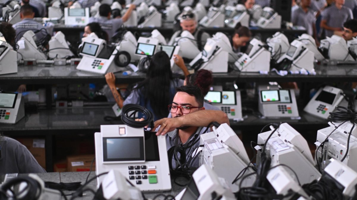Trabajadores de la Justicia Electoral y del Tribunal Electoral Regional de Brasilia alistan las urnas electrónicas para las elecciones presidenciales de octubre, en (Brasil).
