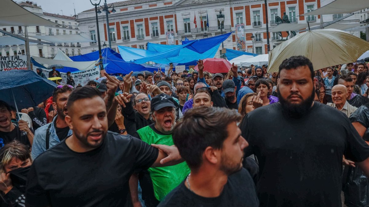Vista del ambiente este lunes en la acampada en la madrileña Puerta del Sol en protesta por la situación de la vivienda, tras pasar un noche sin incidentes y sin la anunciada lluvia.