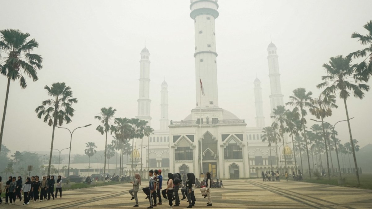 Incendios forestales y terrestres en el patio de la Gran Mezquita Muyahidin en Pontianak, Kalimantan Occidental, el 23 de septiembre de 2026.